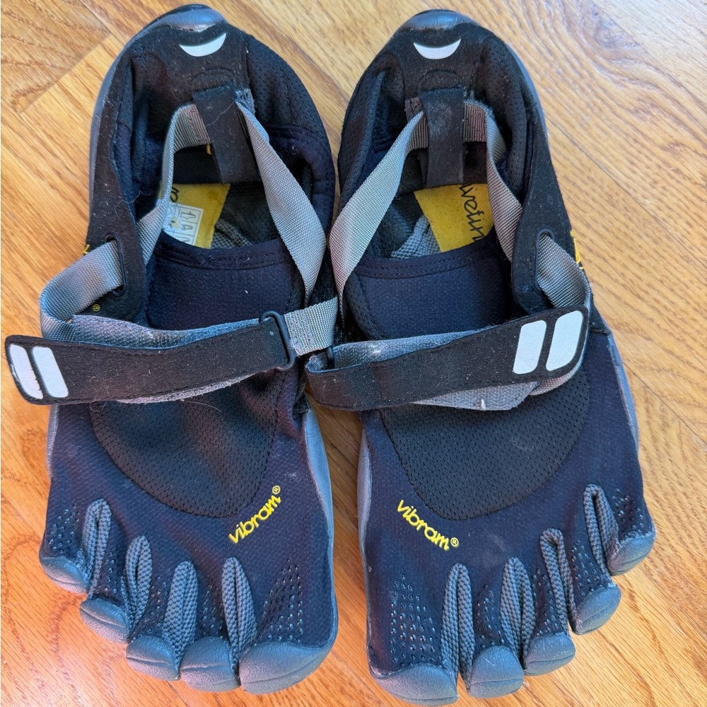 Vibram 5 finger shoes W42